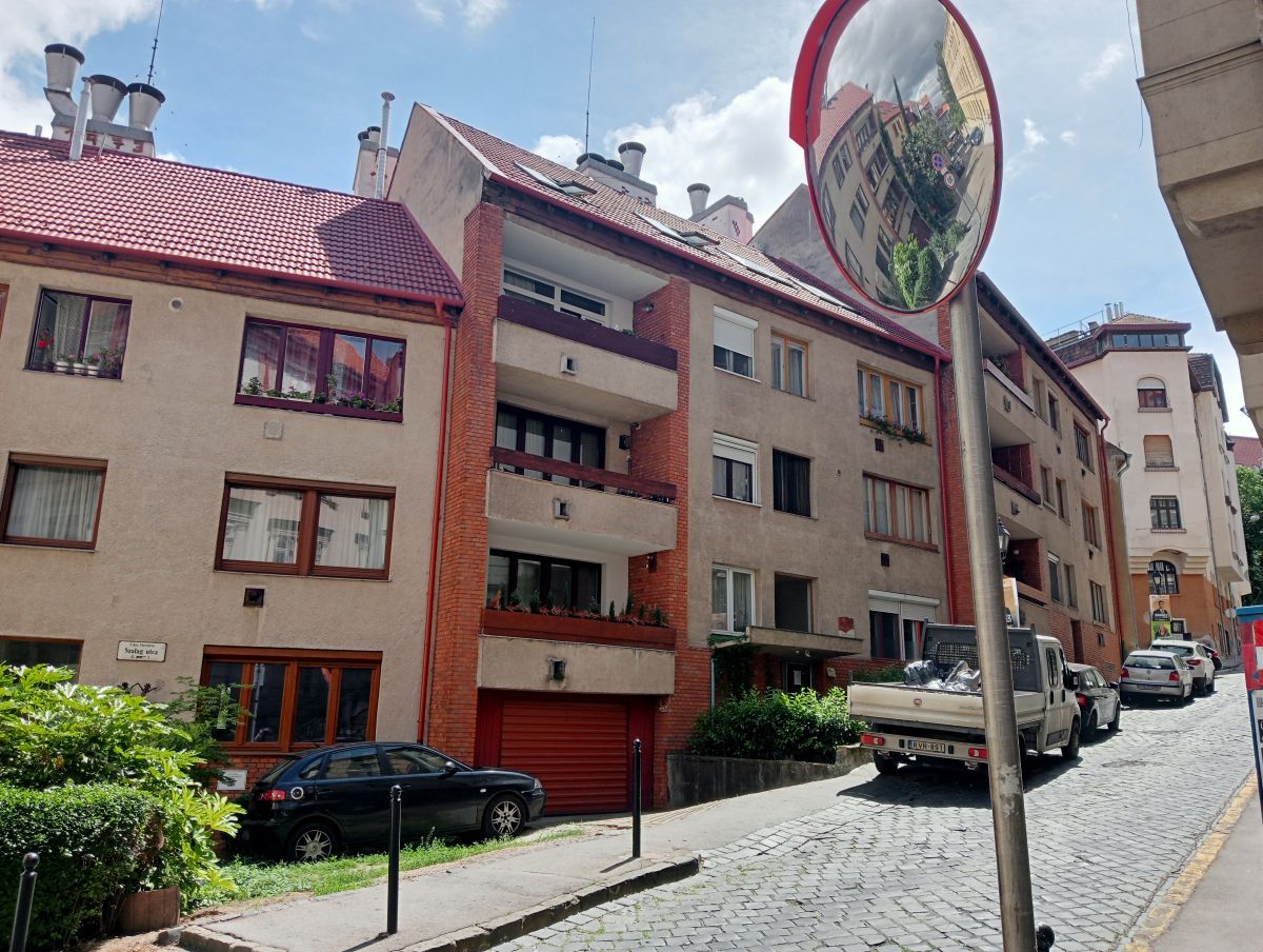 A Buchwald Franciska egykori lakóhelyén épült modern lakóház a Ponty utcában. Fotó: Kuthi Áron