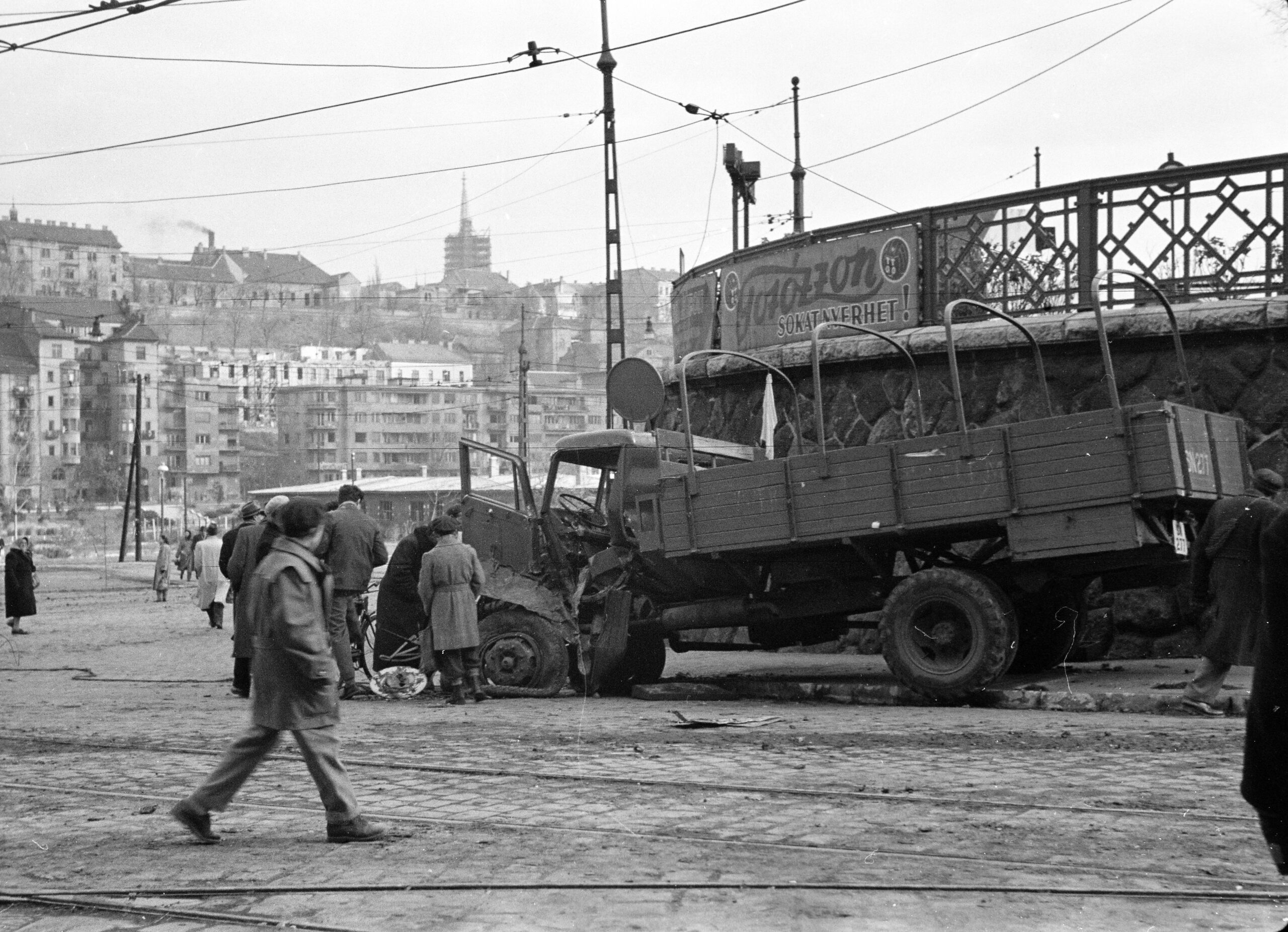 Alkotás utca, teherautó roncsa a Déli pályaudvar előtt, háttérben a Vérmező és az Attila útházsora (Forrás: Fortepan / Papp Dezső)