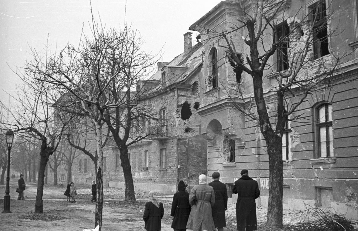 Lövésnyomok a Tóth Árpád sétány épületein, jobbra a Szentháromság utca sarka (Forrás: Fortepan / Nagy Gyula)