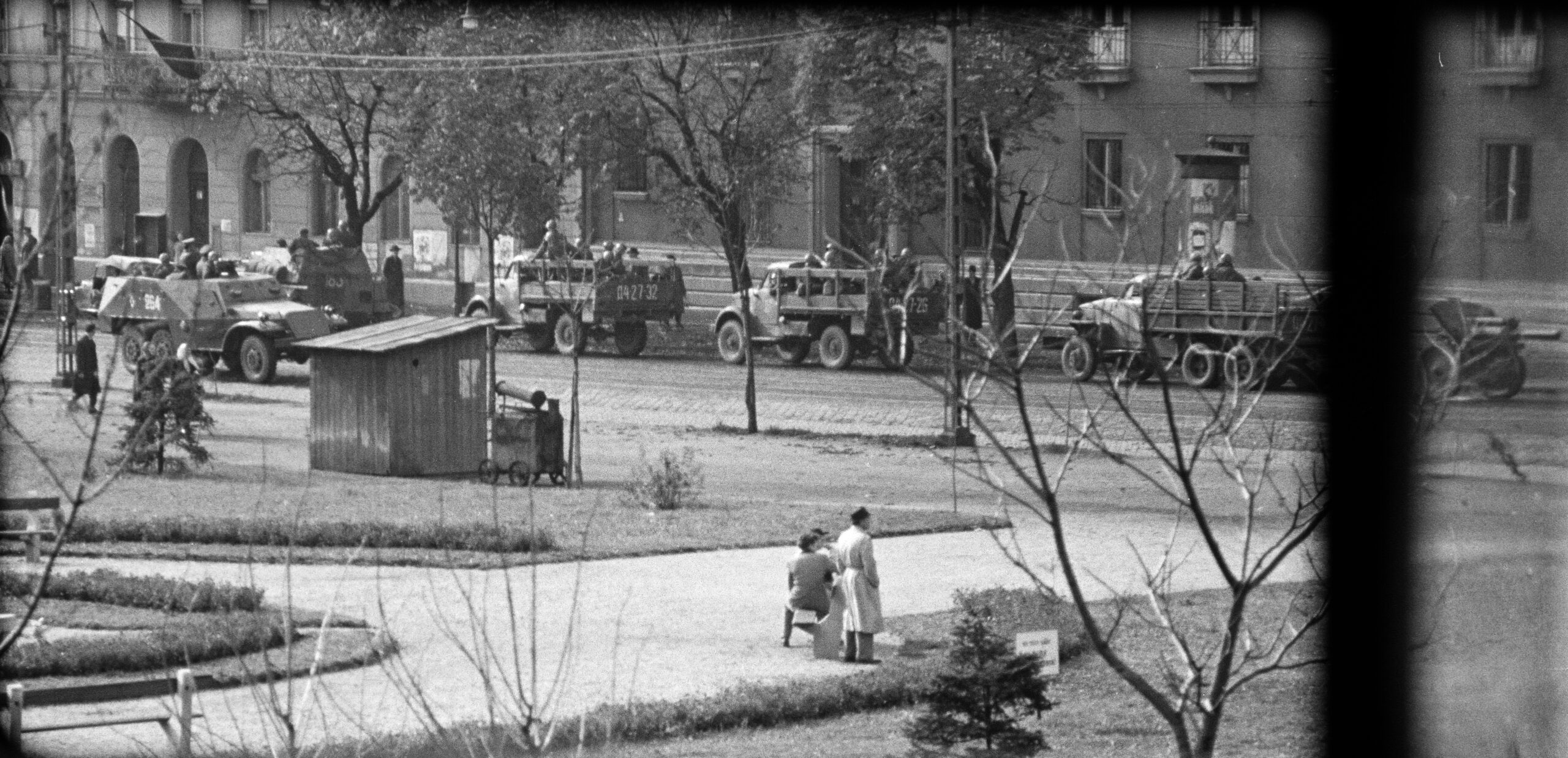 Szovjet katonai konvoj a Krisztina körút 31-33. számú ház előtt (Forrás: Fortepan / Papp Dezső)