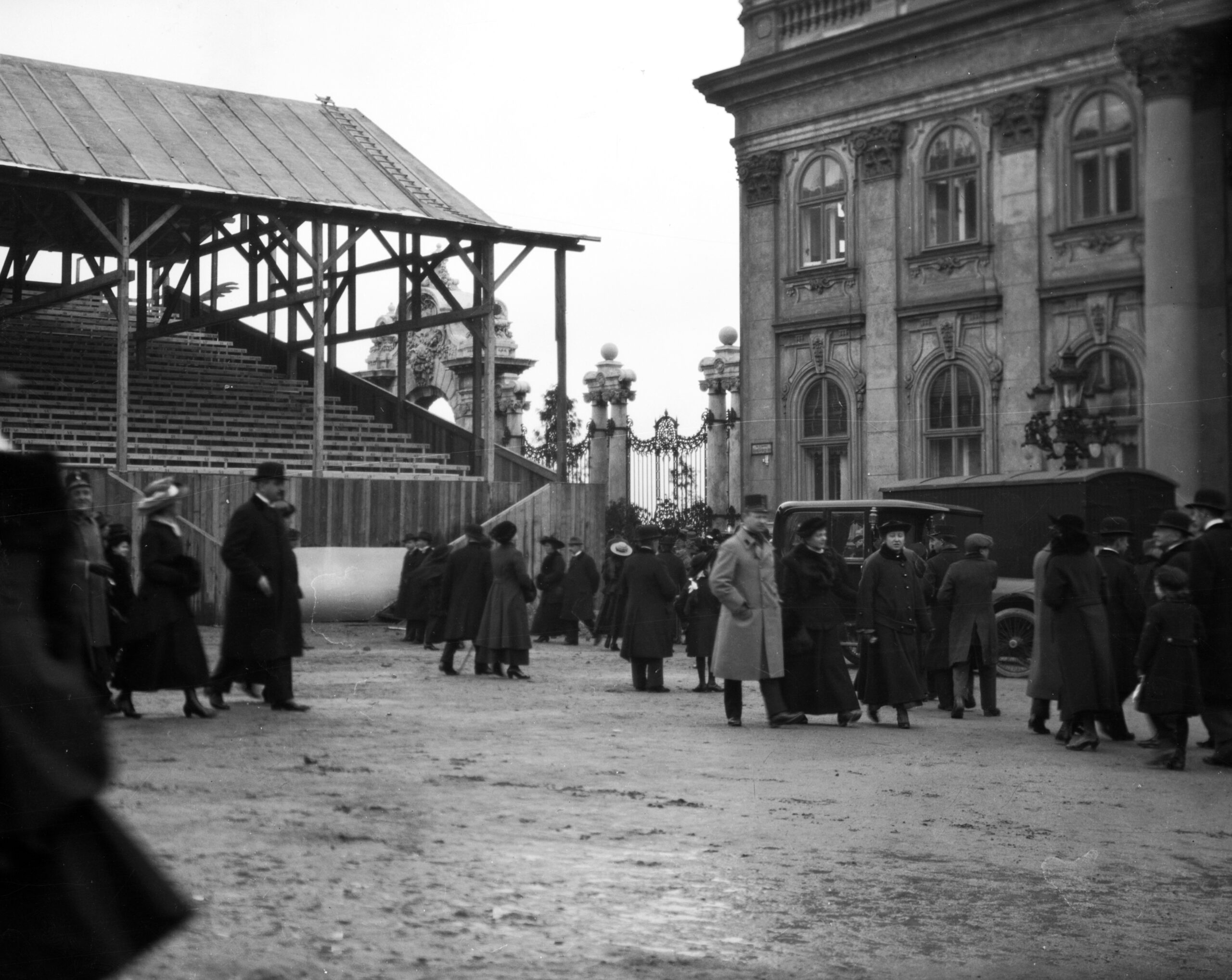 A Szent György tér az ideiglenes tribünnel (Forrás: Urai Dezső / Fortepan)