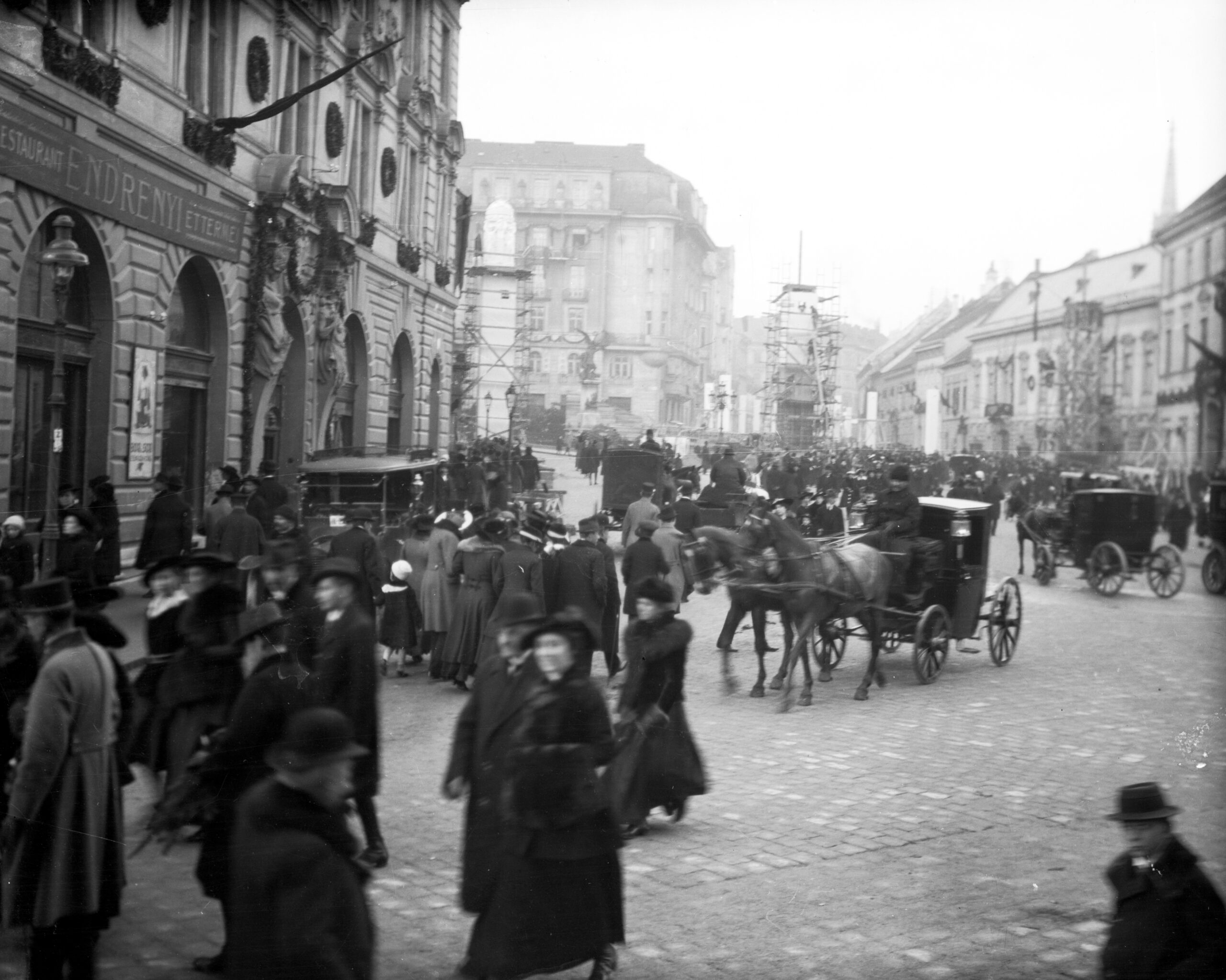 A koronázási díszletek építése a Dísz téren (Forrás: Urai Dezső / Fortepan)