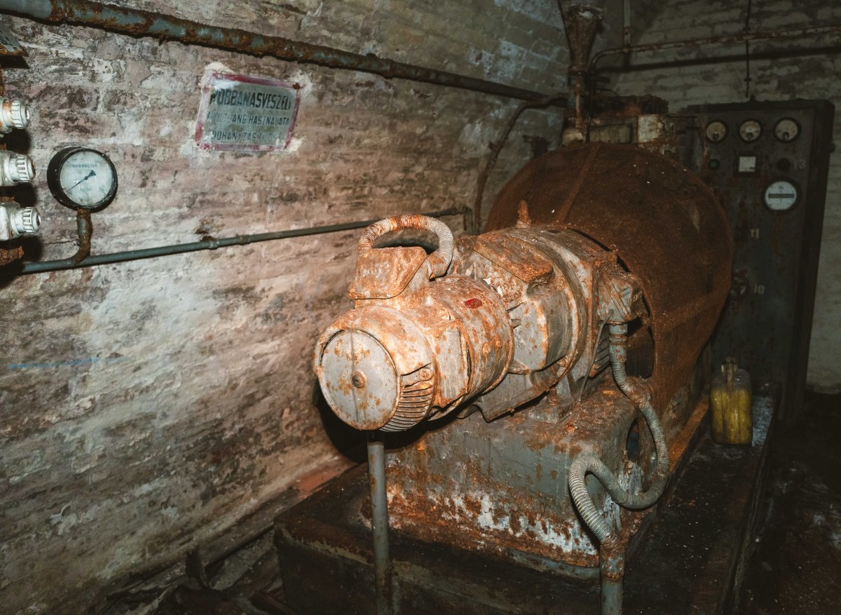 A Vár alatti pincerendszerben található aggregátor. Fotó: Kőrösi Tamás 