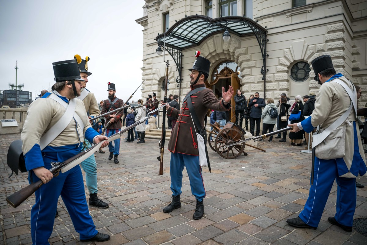 Honvéd hagyományőrzők bemutatója a Lovarda előtt a nemzeti ünnepen március 15-én. Fotó: Vadnai Szabolcs