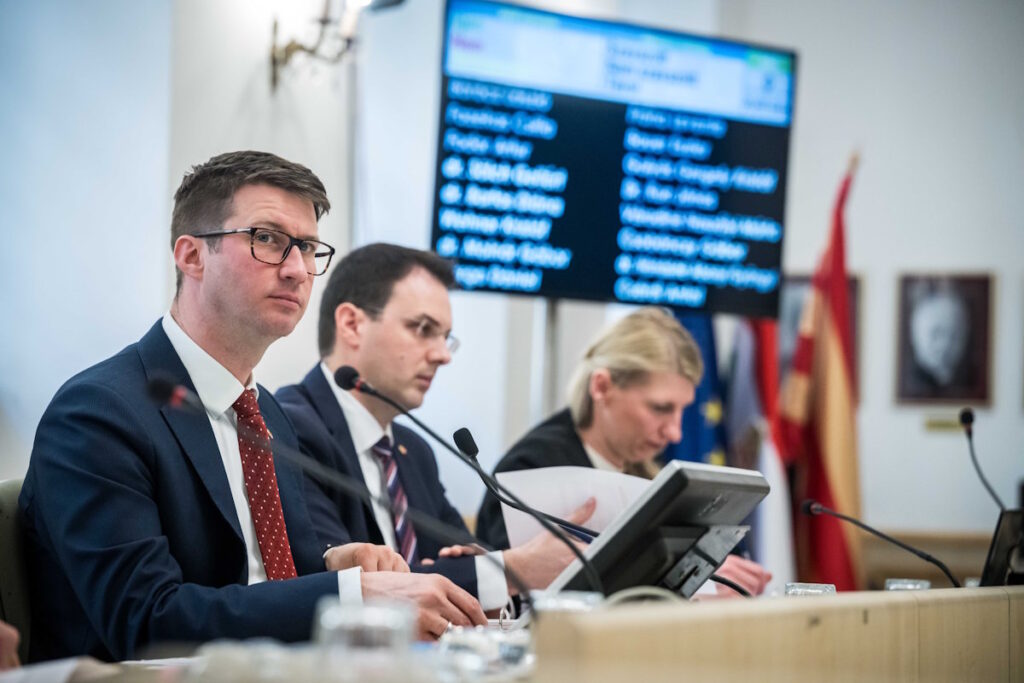 Böröcz László polgármester, Sölch Gellért budavári jegyző és Bartos Diána aljegyző az I. kerületi önkormányzat 2025. április 10-i testületi ülésén (Fotó: Vadnai Szabolcs/Várnegyed)