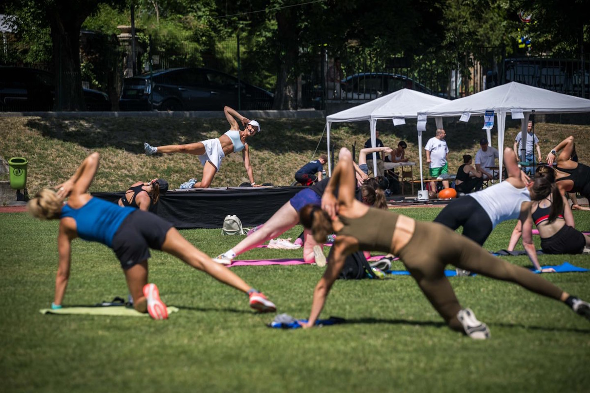 Győrfi Pál, Fazekas Csilla és Zacher Gábor a Budavári Önkormányzat apák napi rendezvényén 2025. június 15-én a Czakó utcai Sport- és Szabadidőközpontban (Fotó: Vadnai Szabolcs/Várnegyed)