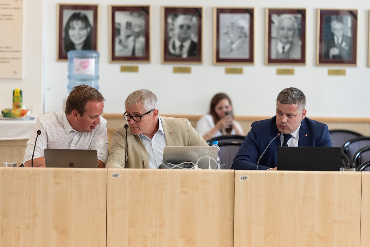 Varga Dániel, Molnár Gábor és Wehner Kristóf önkormányzati képviselők a Budavári Önkormányzat 2026. június 26-i testületi (Fotó: Földházi Árpád/Várnegyed)