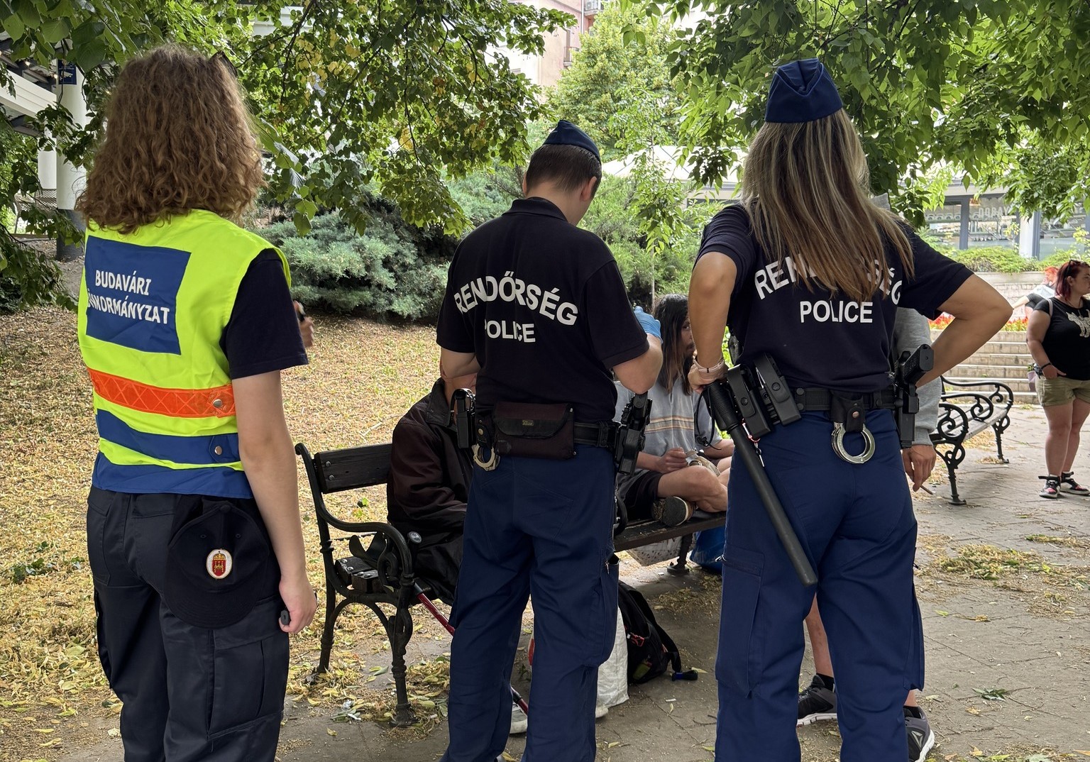 Rendőrök és a Közterület-feügyelet együtt járőrözik a Horváth-kertben. Fotó: Vadnai Szabolcs