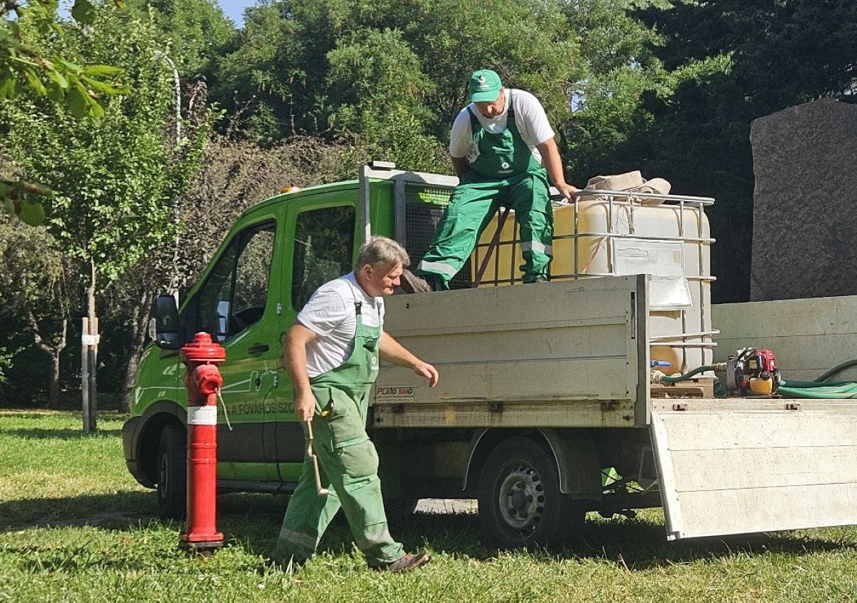 A Főkert lajtoskocsija vizet vételez a tűzcsapról. Fotó: Ambrus Balázs