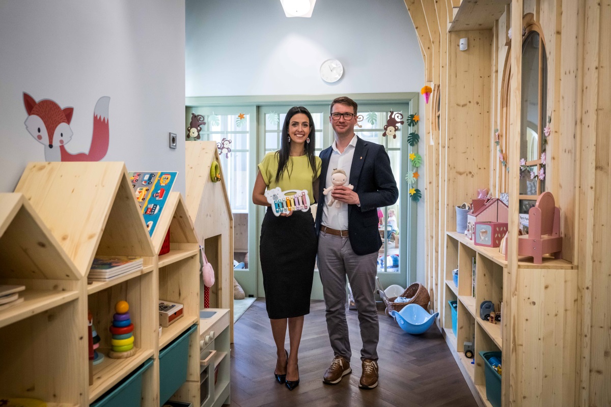 Papp Zsófia családokért felelős államtitkár és Böröcz László budavári polgármester a Dezső utcai minibölcsőde megnyitóján. Fotó: Vadnai Szabolcs