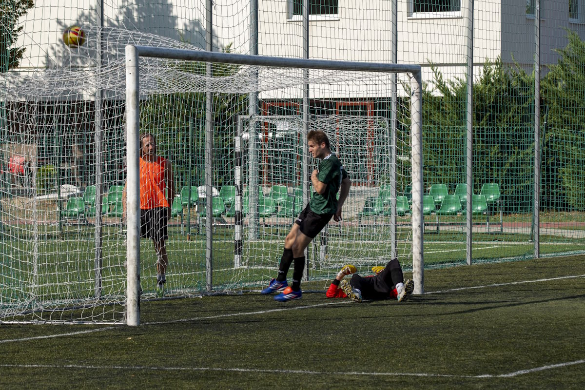 Almási fejel, hálóban a labda, 1-0-ra vezet a Budavári-Tabahon SE a bajnokság nyitómeccsén (Rényei Erna/Várnegyed)