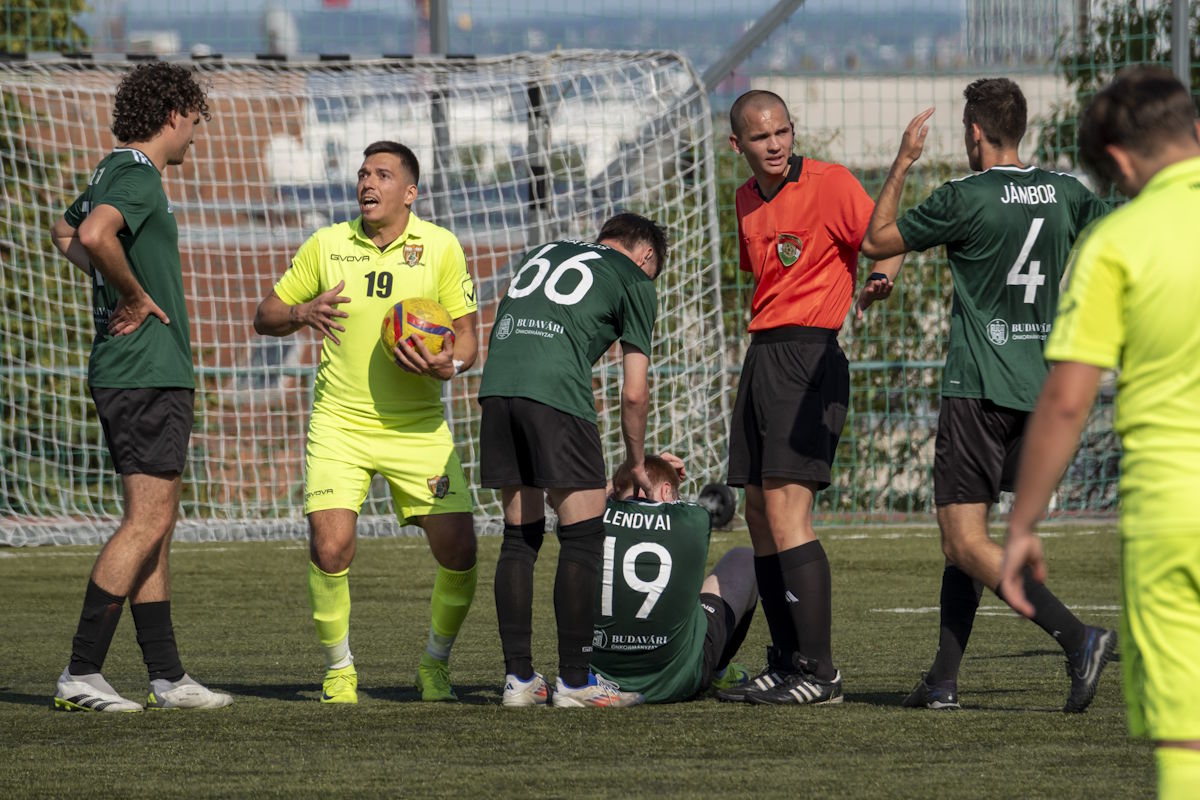 A győzelmet Németh szép szabadrúgásából sikerült megszereznie a Budavári-Tabahonnak. Kovács Olivér sípmester jól kordában tartotta a mérkőzést (Fotó: Rényei Erna/Várnegyed)