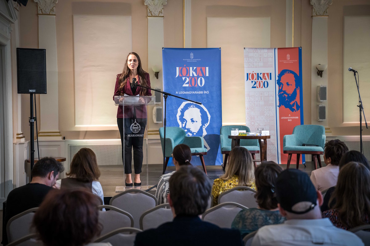 Fazekas Csilla alpolgármester a Jókai200 emlékév 2025. szeptember 15-i sajtótájékoztatóján a Márai Sándor Művelődési Házban