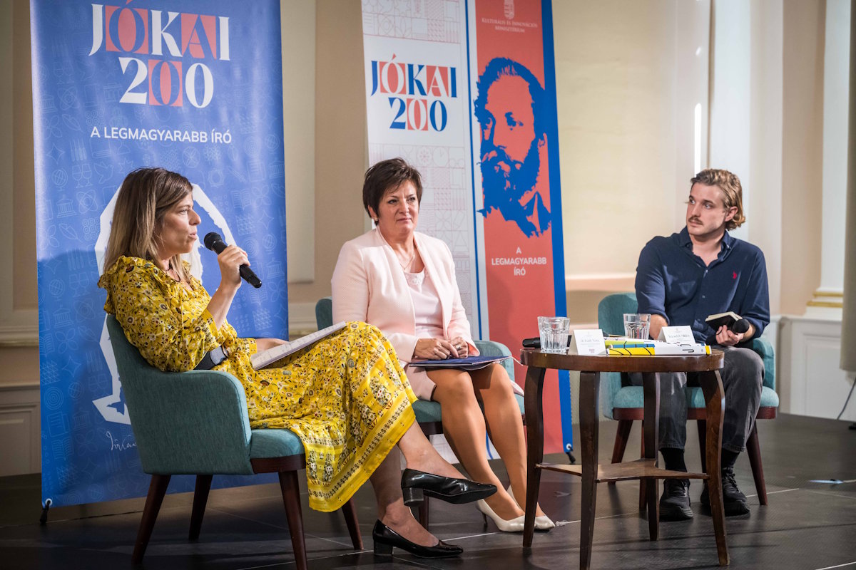 Ivády Nóra, Budavári Közösségi Nonprofit Kft. ügyvezetője, Závogyán Magdolna kultúráért felelős államtitkár és Vecsei H. Miklós színművész, a Poket Nonprofit Kft. tulajdonosa (balról jobbra) a Jókai200 emlékév 2025. szeptember 15-i sajtótájékoztatóján a Márai Sándor Művelődési Házban