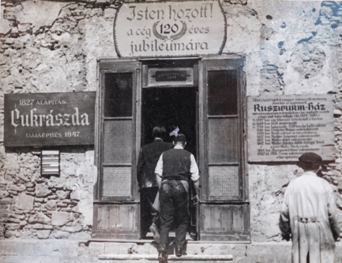A Ruszwurm cukrászda a Szentháromság utcában 1947-ben. Hazai András engedélyével.