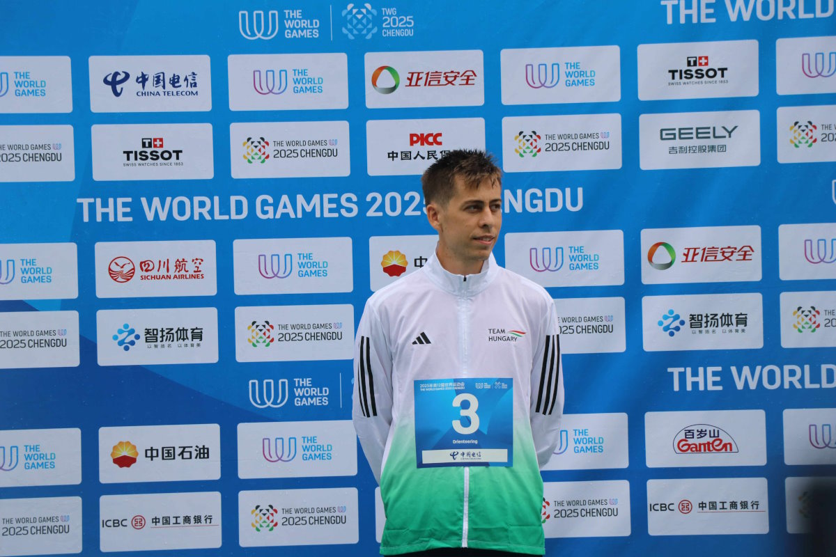 Bujdosó Zoltán a dobogón, miután bronzérmes lett a tájékozódási futók sprintszámában a XII. világjátékokon a kínai Csengtuban (Fotók: IOF/Erling Thisted)