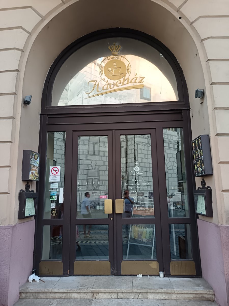 A Korona cukrászda bejárata 2025 augusztusában. Fotó: Kuthi Áron