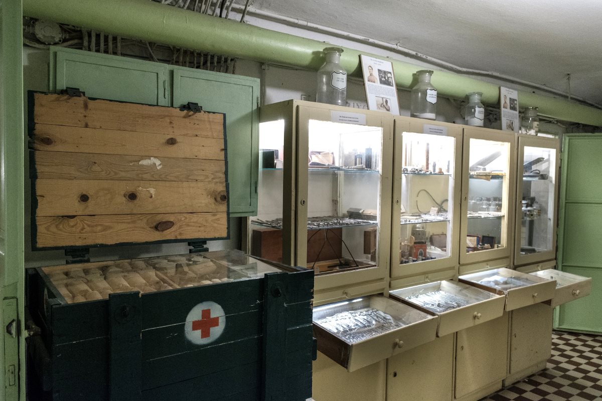 Dr. Seibriger András egykori munkaeszközeinek tárolószekrénye a Sziklakórházban. fotó: Tóth Tibor