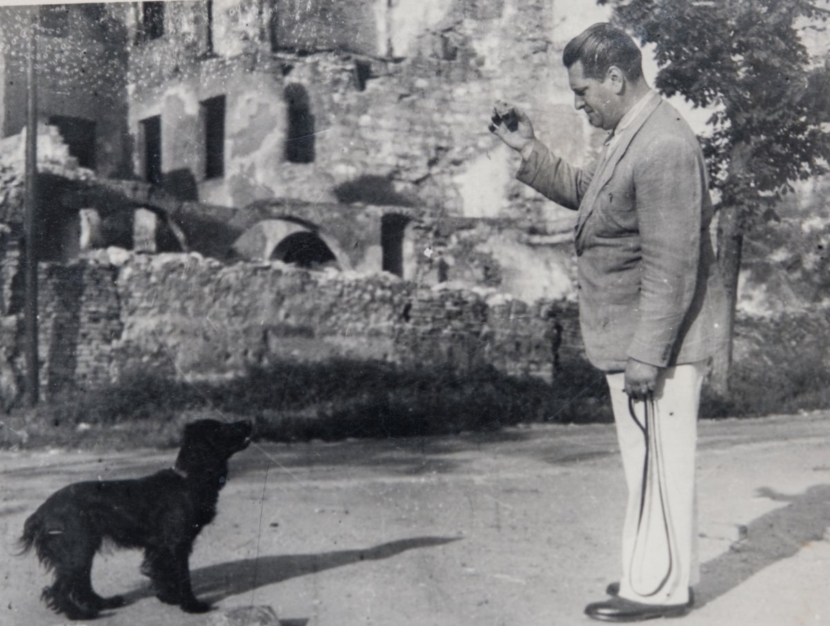 Dr. Seibriger András, a Sziklakórház főigazgató-helyettese kutyájával a Várban