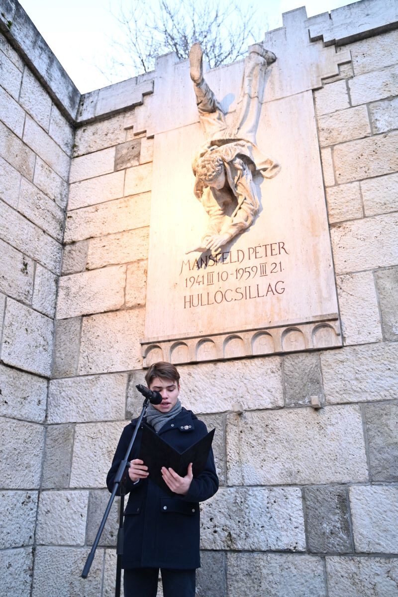 Erdélyi Bálint 11. osztályos gimnazista a Budavári Önkormányzat Kommunizmus Áldozatainak emléknapi megemlékezésén. Fotó: Törő Balázs