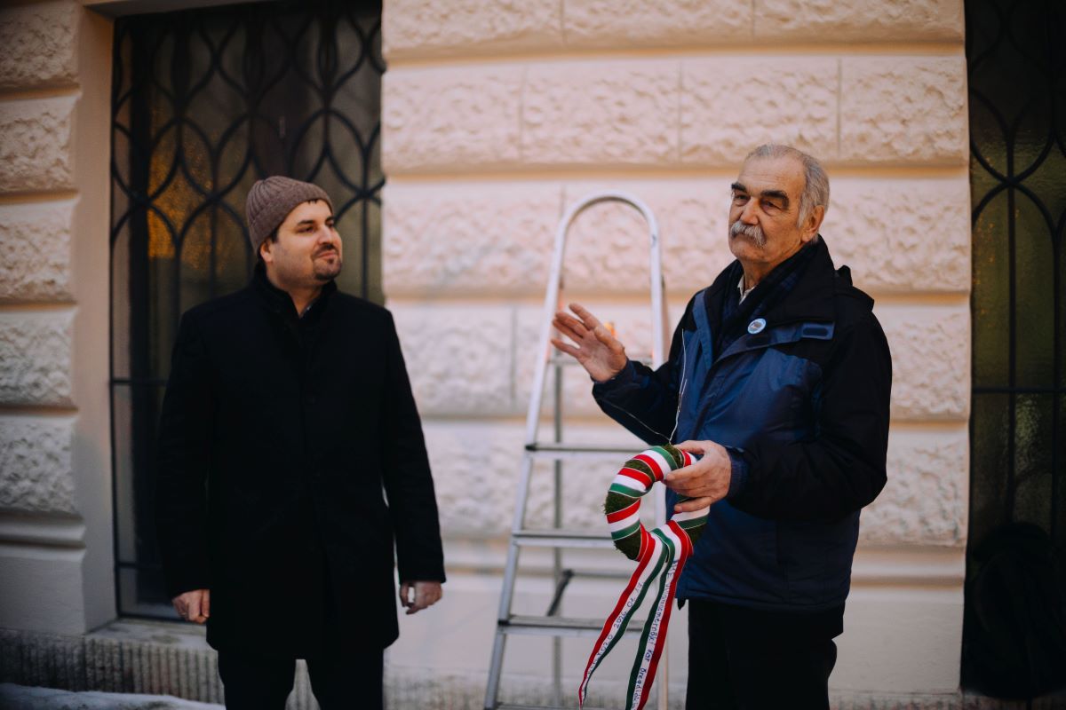 Egykori BME-s egyetemisták koszorúznak a Hess András téren 2026. január 17-én. Fotó: Fekete Holló étterem