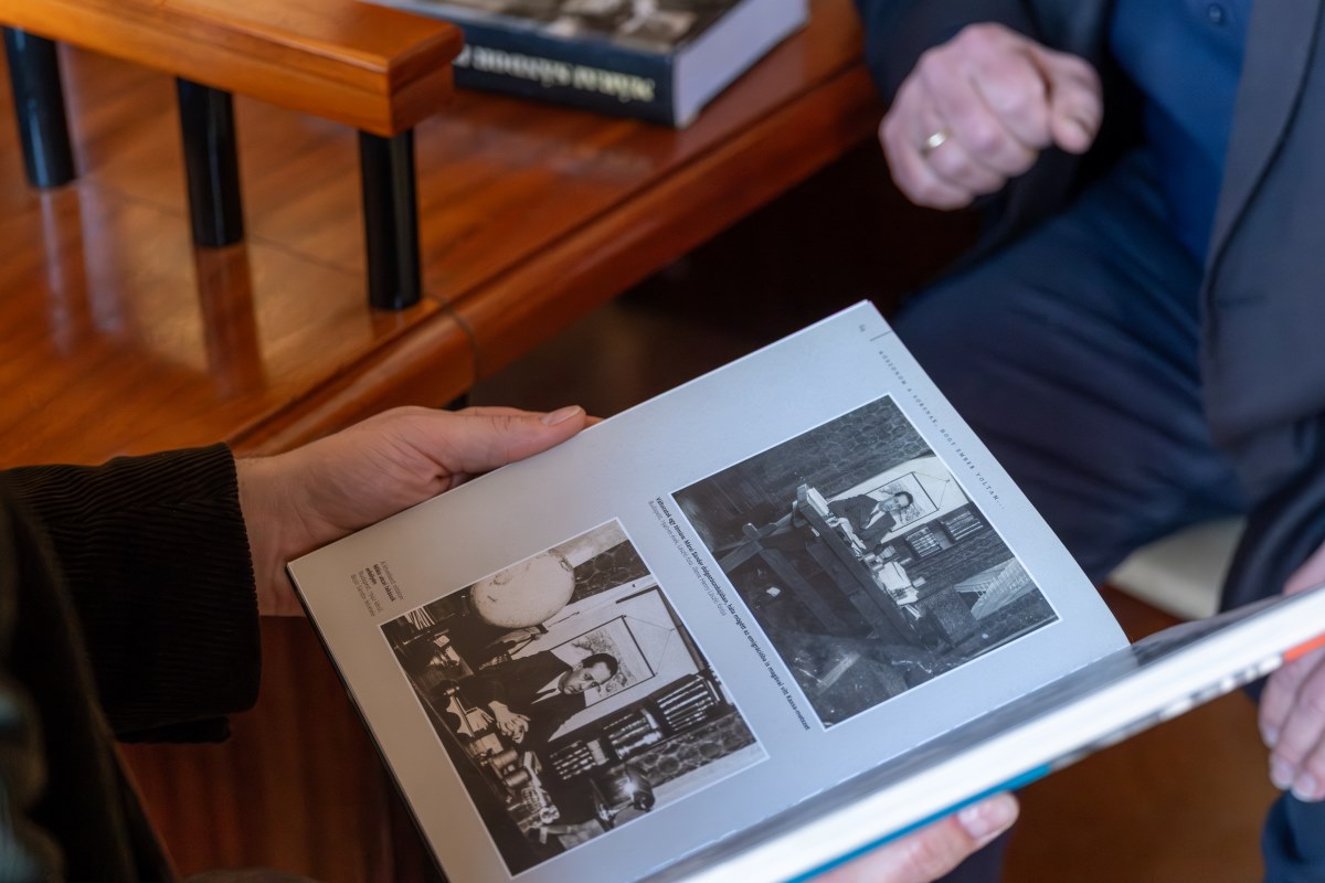 Egy Márai-monográfiát mutat Mészáros Tibor irodalomtörténész. Fotó. Rényei Erna