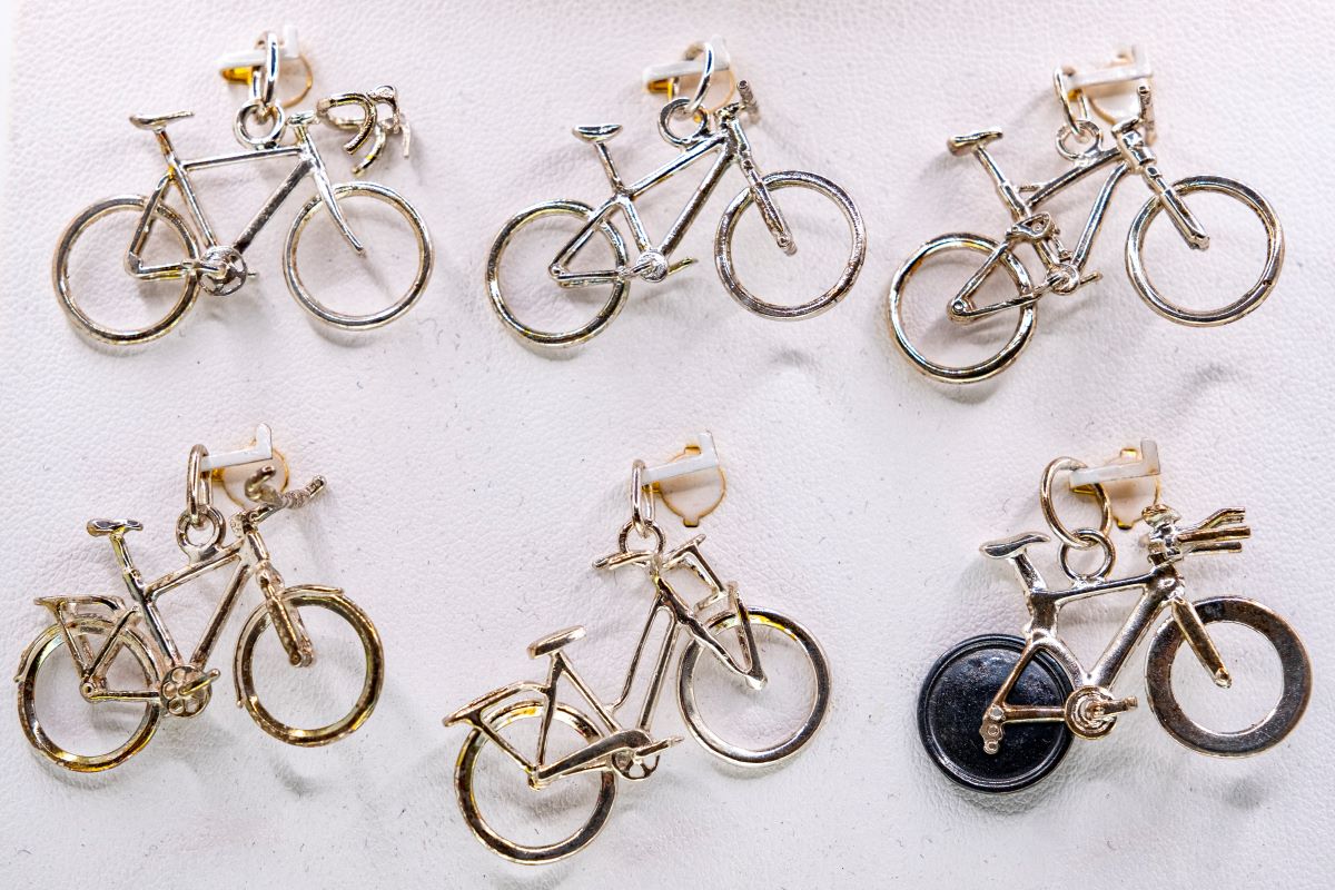 Lant Gábor ékszerész termékei Pauler utcai üzletében. fotó: Tóth Tibor