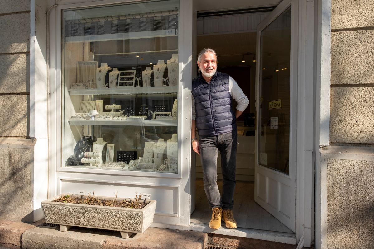 Lant Gábor ékszerész Pauler utcai üzletében. fotó: Tóth Tibor