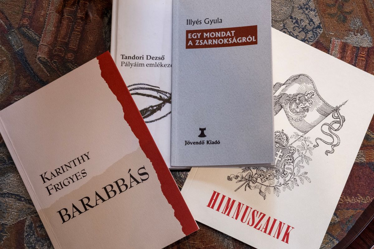 A Jövendő Könyvkiadó kiadványai. Fotó: Tóth Tibor