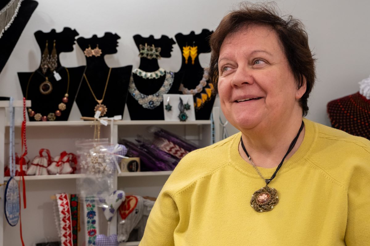 Rutai Katalin gyöngyékszerei társaságában. Fotó: Rényei Erna
