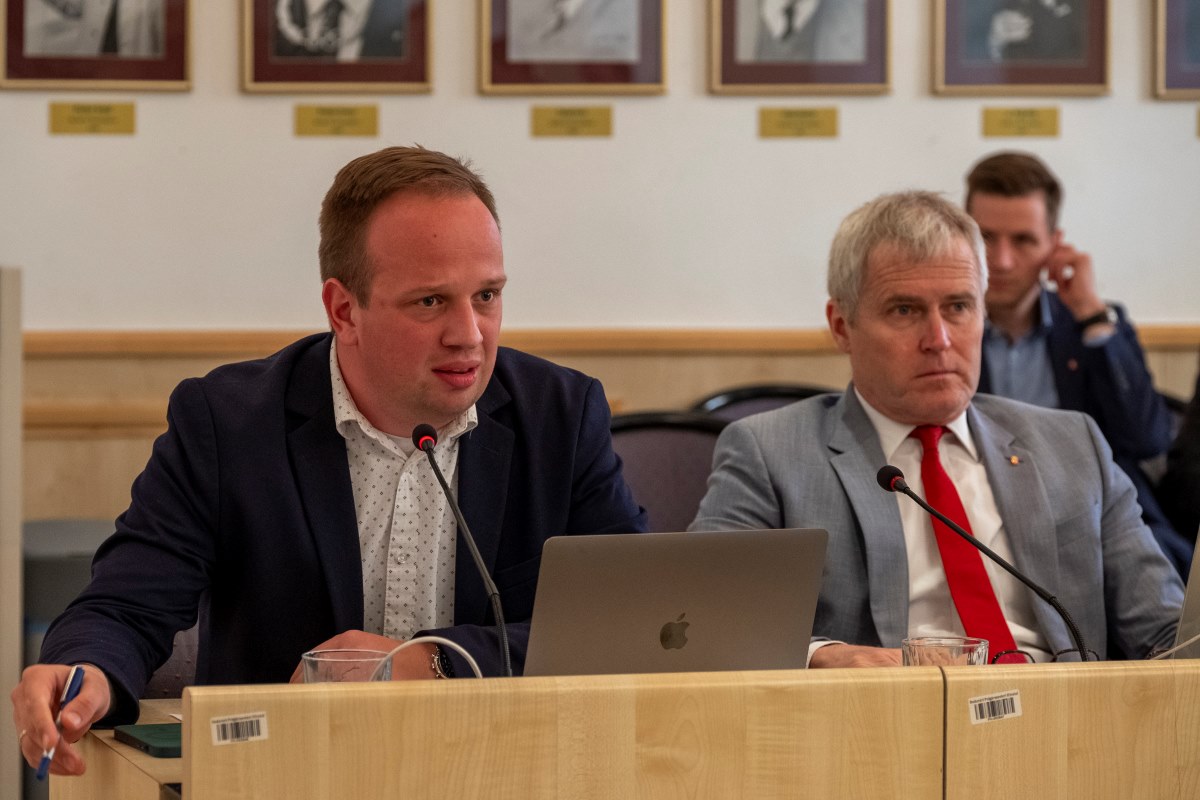 Varga Dániel és Molnár Gábor, a Fidesz-KDNP képviselői a 2026. április 30-i testületi ülésen. Fotó: Tóth Tibor