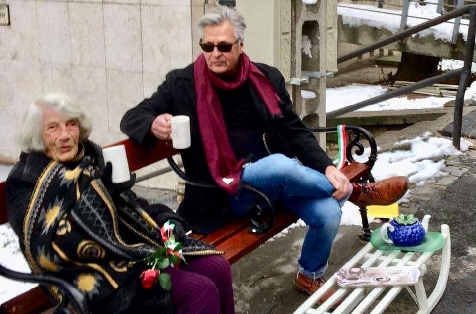 Sasvári Éva és Postásy Csaba a pihenőpad átadásakor 2018-ban 