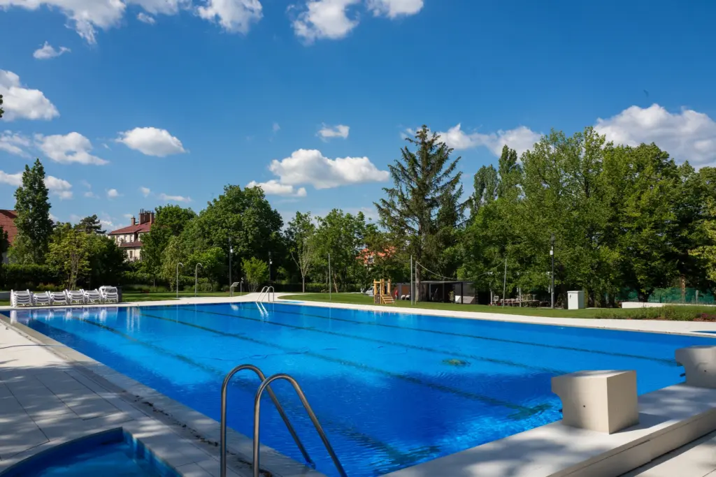 Fürdőkm Sas Gardens strand