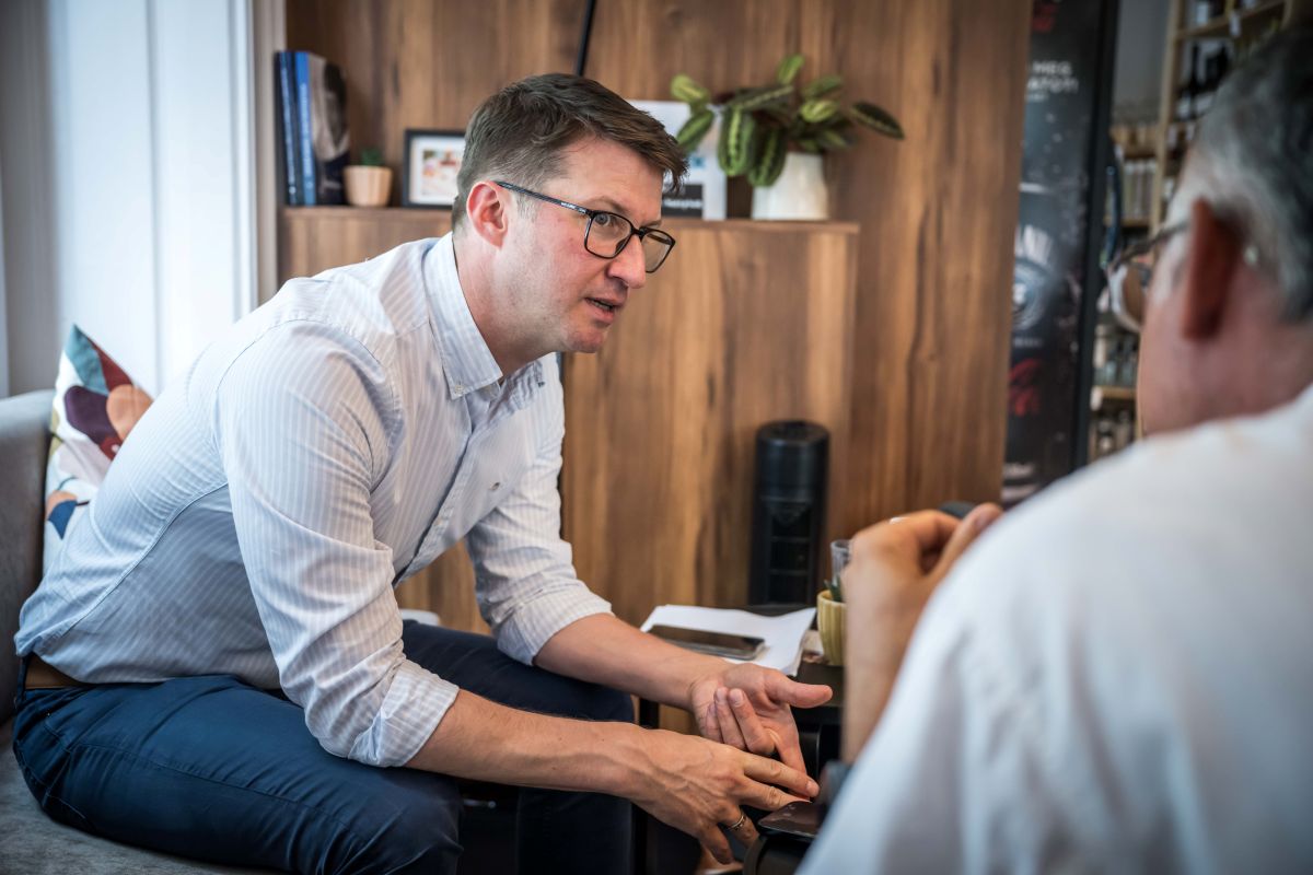 Böröcz László polgármester interjút ad a Várnegyed magazinnak. Fotó: Vadnai Szabolcs