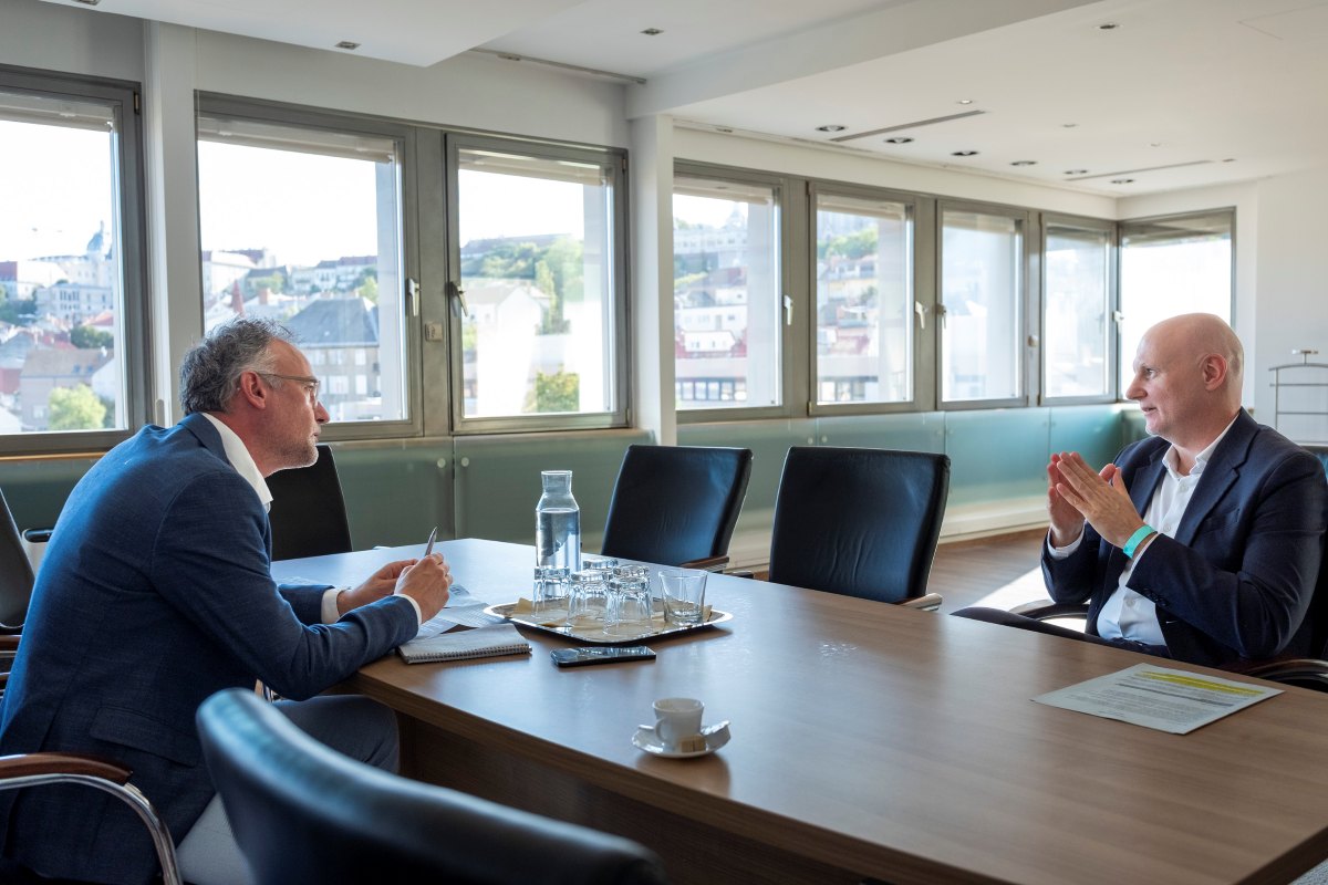 Tanács Zoltán, az 1. sz. oevk Tisza-párti országgyűlési képviselője, tudományos és technológiai miniszter interjút a a Várnegyed magazinnak. Fotó:Tóth Tibor
