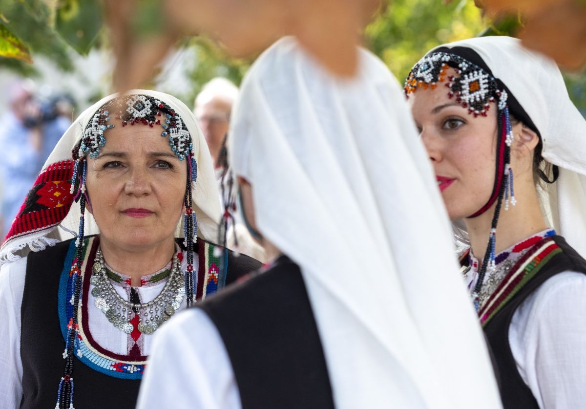 Bolgár népviseletbe öltözött nők a Kapisztrán téren 2026. szeptember 4-én. Fotó: Tóth Tibor