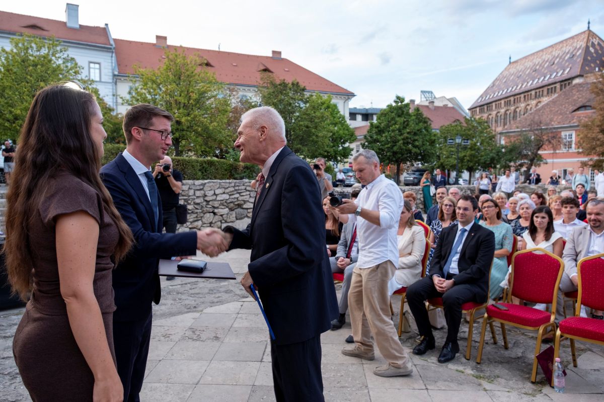 Hegedűs György, a Budavári Polgárőrség elnöke a Budavárért Emlékérem átvétele után Fazekas Csilla alpolgármesterrel és Böröcz László polgármesterrel. Fotó: Tóth Tibor