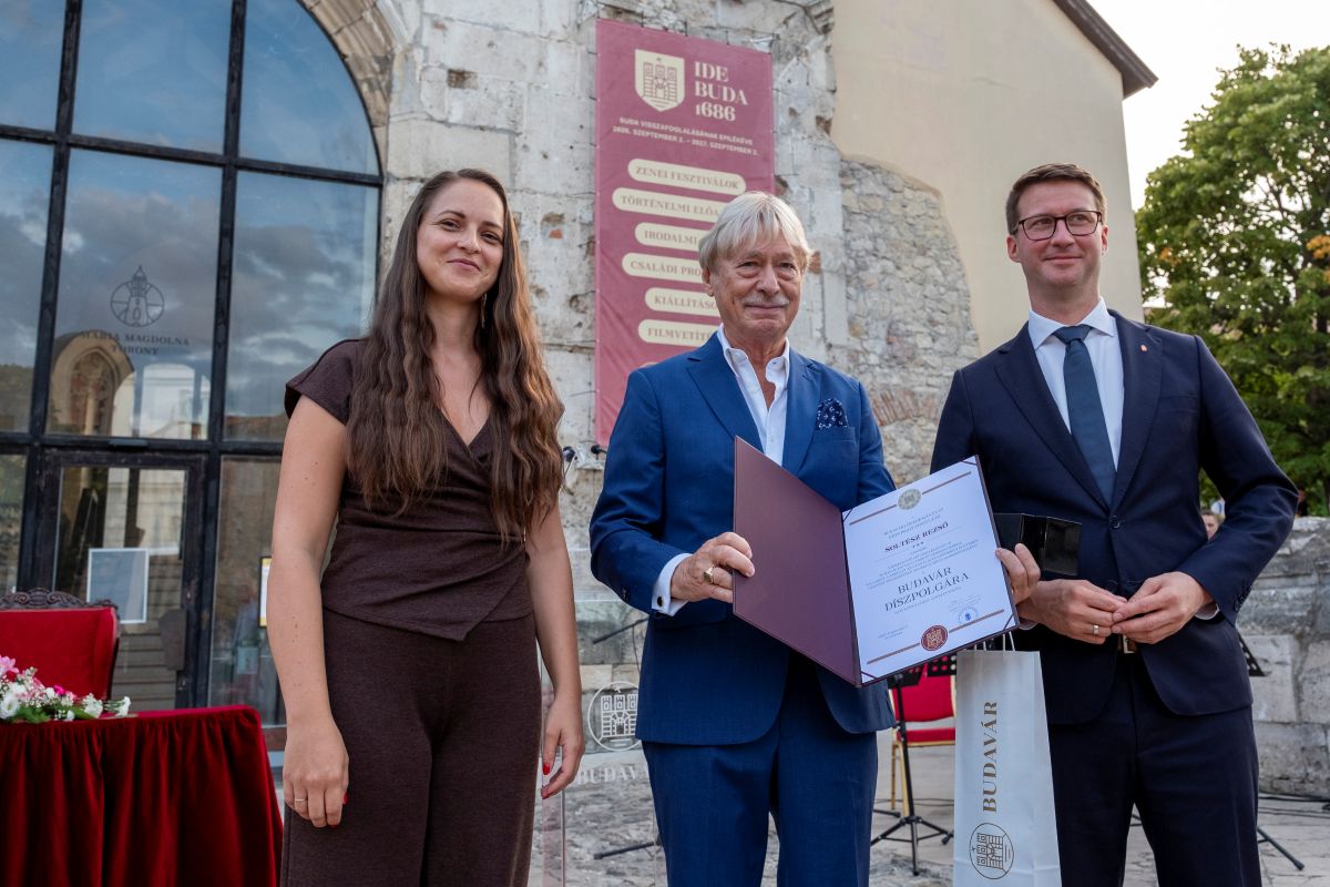 Fazekas Csilla alpolgármester és Böröcz László polgármester Soltész Rezső díszpolgárral 2026. szeptember 2-án. Fotó: Tóth Tibor