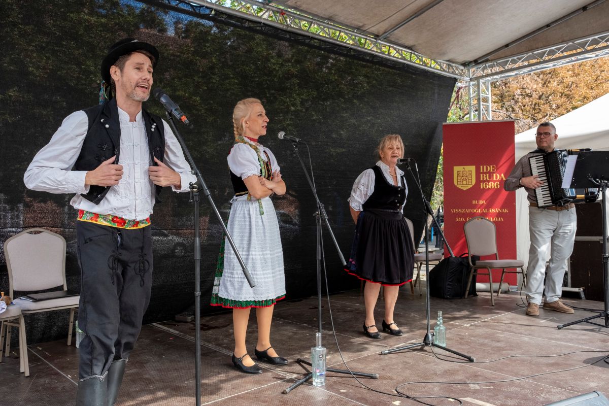 A Szlovák Nemzetiségi Önkormányzat bemutatója a Kapisztrán téren 2026. szeptember 4-én. Fotó: Tóth Tibor