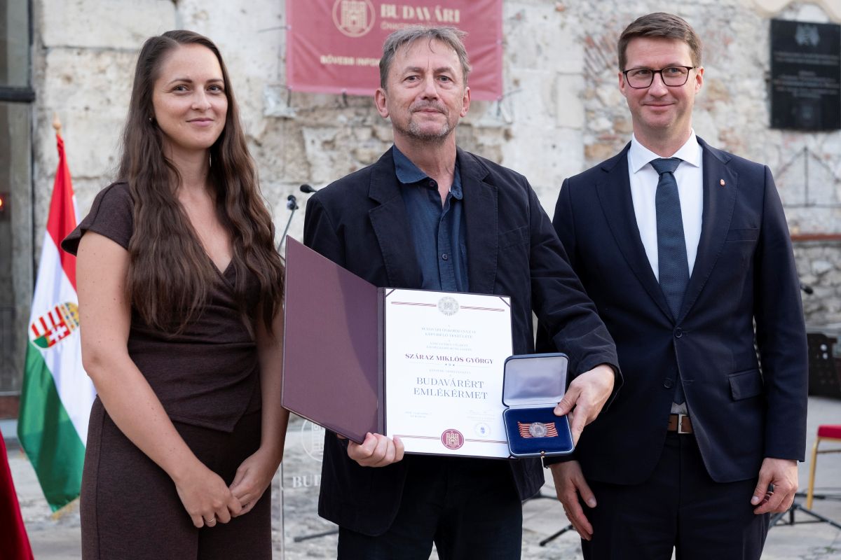 Száraz Miklós György, a Budavárért Emlékérem átvétele után Fazekas Csilla alpolgármesterrel és Böröcz László polgármesterrel. Fotó: Tóth Tibor