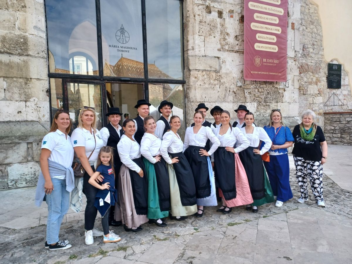 A Német Nemzetiségi Önkormányzat bemutatója a Kapisztrán téren. Fotó: Tóth Tibor
