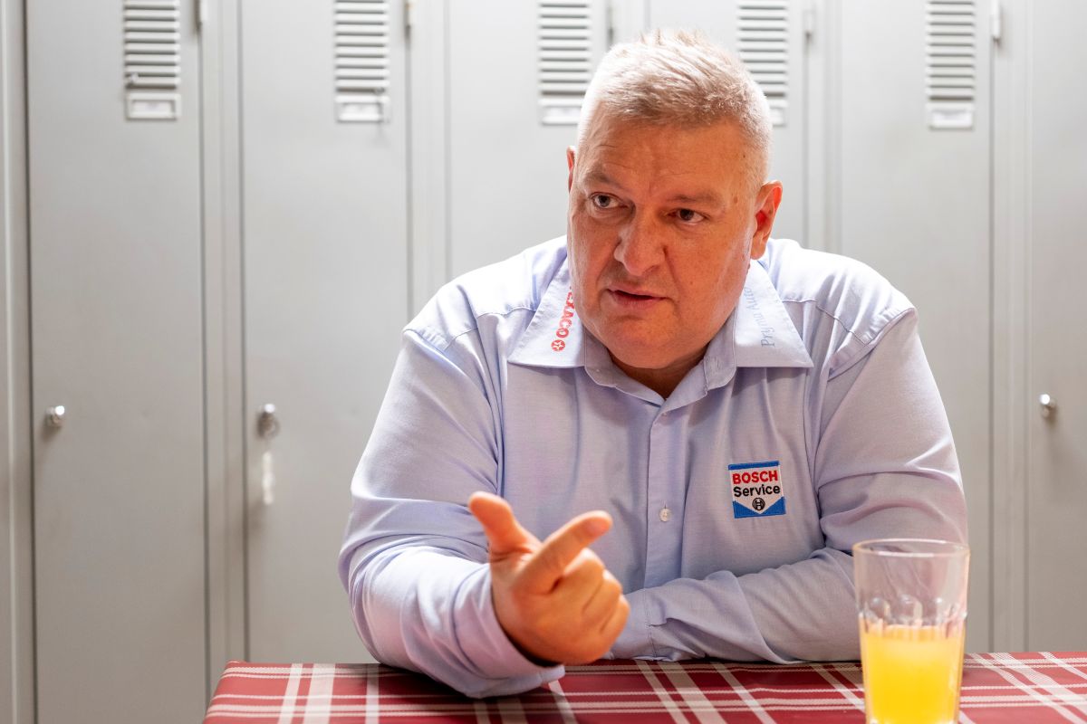 Pryma Zoltán, a Pryma Autócentrum tulajdonosa, interjú a Kapás utcában. Fotó: Tóth Tibor