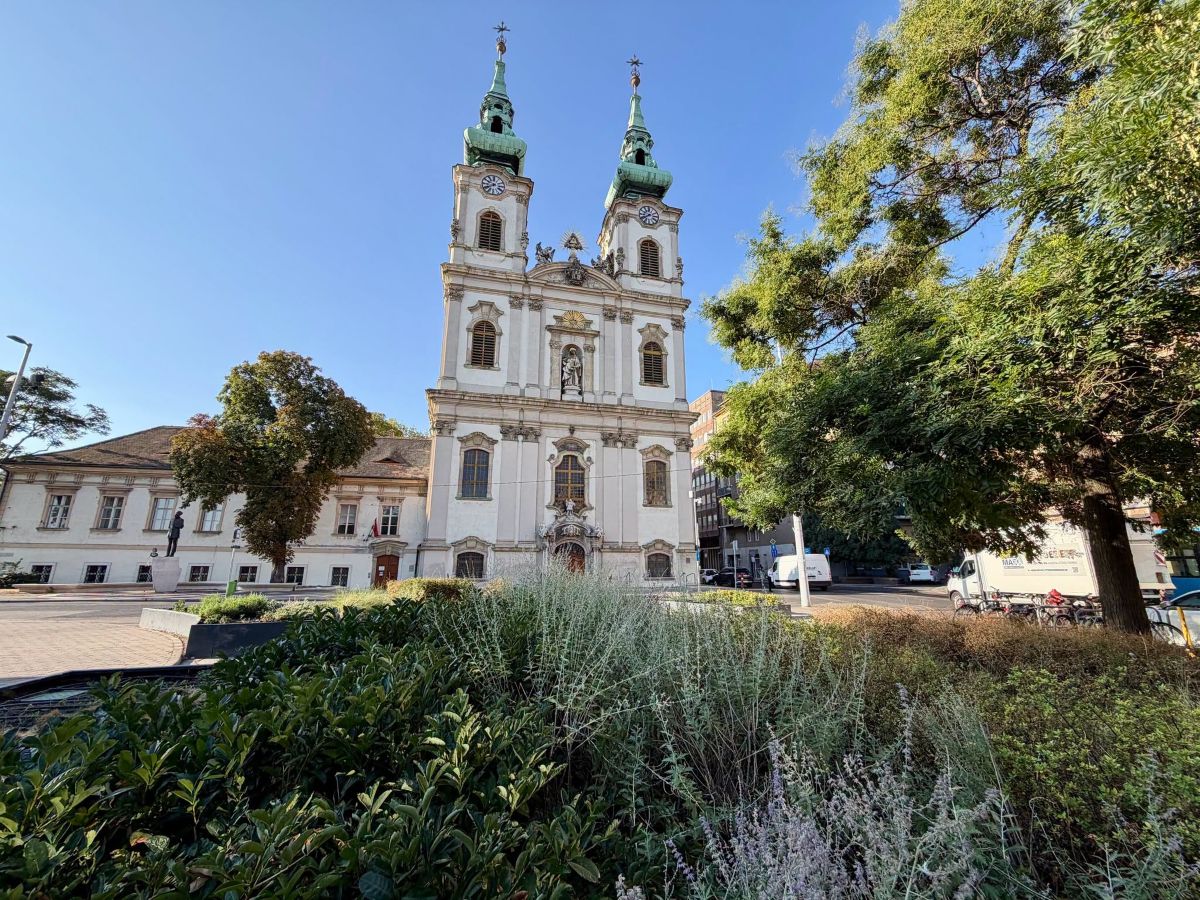 A Batthyány tér 2026 őszén a Szent Anna templommal.