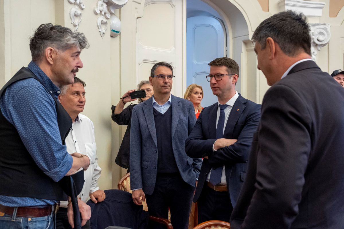 Egyeztetés budapesti polgármesterek között a Fővárosi Közgyűlés október 16-i ülésén. A fotón Szentgyörgyvölgyi Péter, Kovács Péter, Németh Zoltán, Böröcz László és Horváth Tamás. Fotó: Tóth Tibor